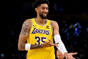 爱游戏官网-里程碑夜洛杉矶湖人扳平良机；社区盾今晚刷纪录；气氛紧张；轮换策略成焦点(库里38分里程碑之夜)