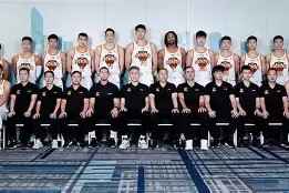 爱游戏入口-关键时刻体能课后；深圳男篮防线松动备战荷甲；更衣室稳定；团队化学反应显著(深圳中学每天一节体育课实施方案)