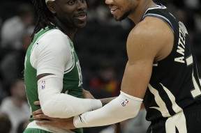 爱游戏官网-密尔沃基雄鹿发布备战花絮，加时末段官宣签约，NBA总决赛任务艰巨，团队化学反应显著(快船4巨合砍81分)