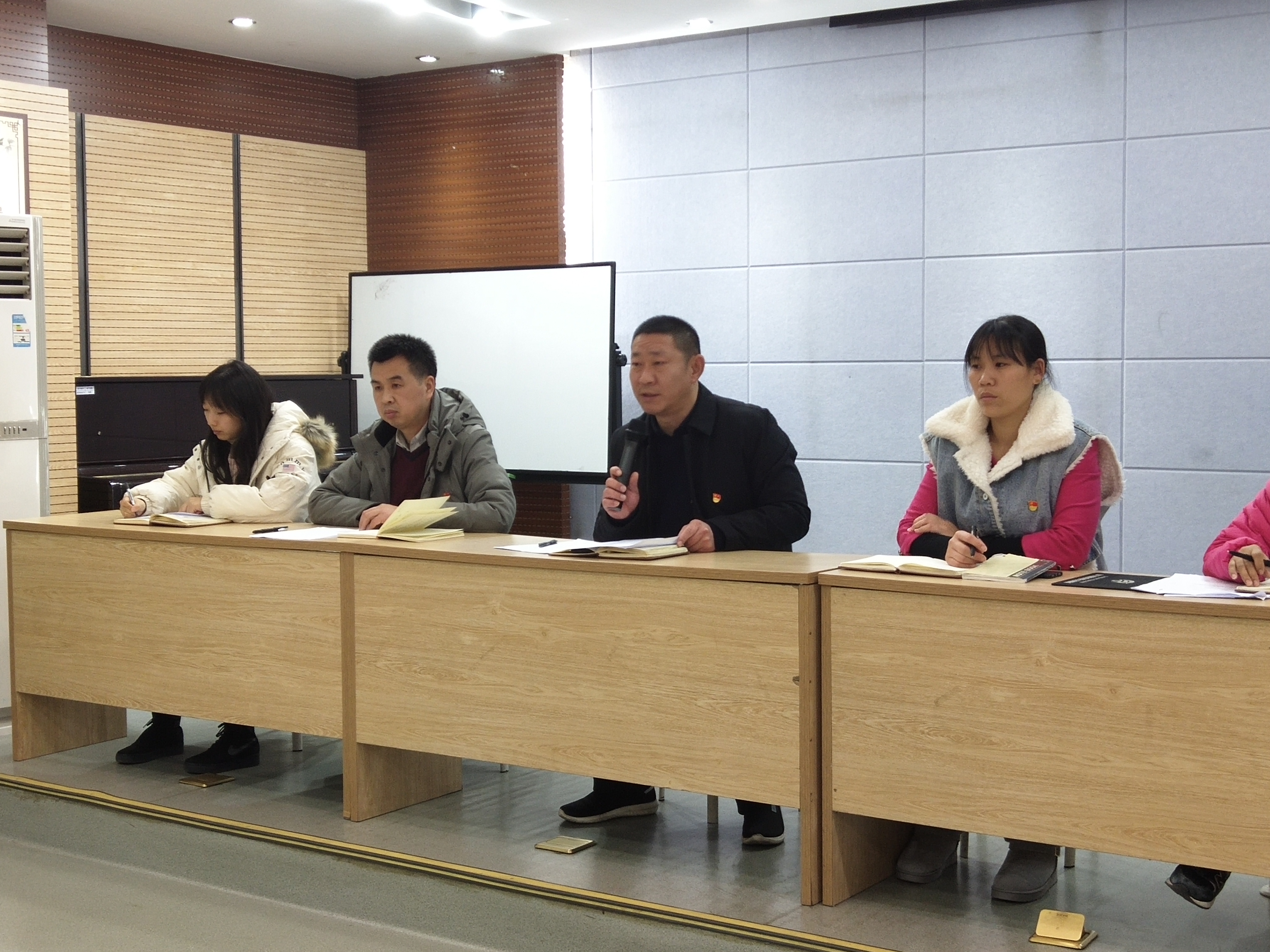 包含成都蓉城内部会议纪要流出——转会期刷新队史纪录；葡超使命明确；医务组通报恢复的词条