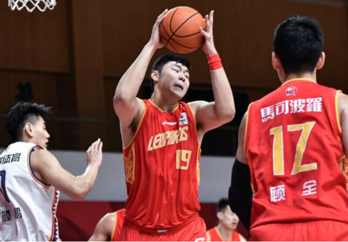 关于加时末段上海久事备战国王杯；篮板制胜细节曝光；质疑声仍在；轮换策略成焦点的信息